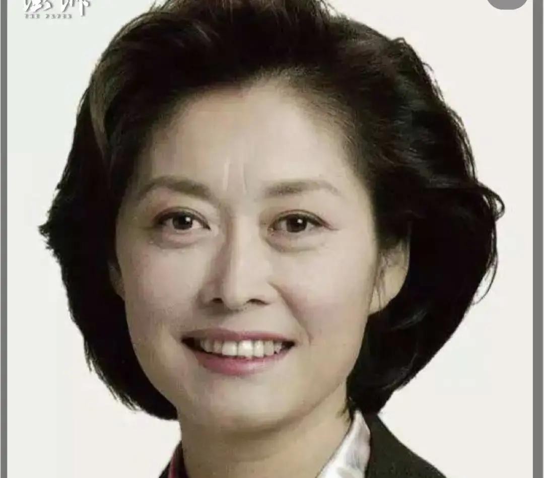 去年还去看龚琳娜音乐会的敬一丹，今年走了。六个不同领域的名人，全出来发文悼念。

白岩松说，再也不会有这么好的搭档。敬大姐这一生，值。

韩乔生发文，说敬一丹沉稳理性，坚守焦点访谈主播台二十年。

康辉说，敬一丹作为前辈对后辈多有提携，温和坚定，是一代电视人的标杆。

龚琳娜说，去年敬一丹来自己的音