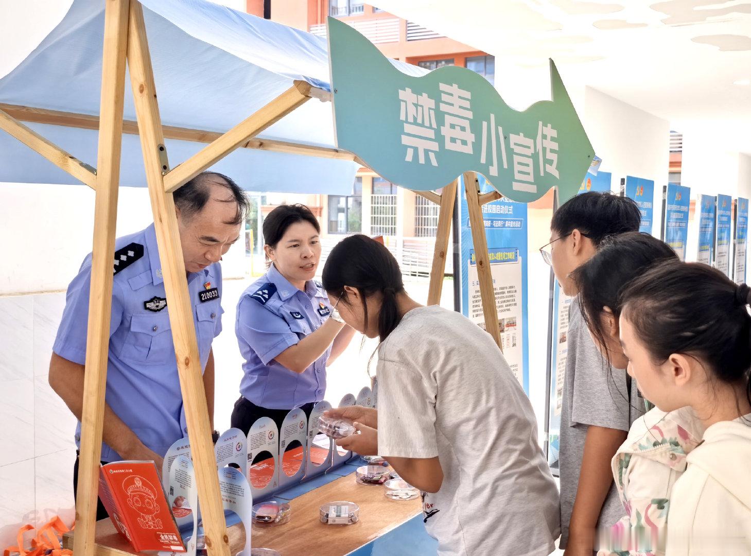 【阳光下的守护 | 禁毒宣传进校园 上好“开学第一课”】荣昌区公安局组织民警、禁毒社工，走进荣昌中学开展禁毒宣传进校园活动，民警通过毒品仿真模型展示、互动问答等形式普及禁毒知识，进一步筑牢校园禁毒防线。#重庆禁毒##阳光下的守护# ​