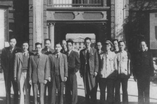 1952年，新中国刚刚站稳脚跟，百废待兴的背后，是一场看不见硝烟的人才争夺战。战场上的胜负靠枪炮，而现代战争的胜负，更离不开掌握科学技术的人才。当陈赓筹建军事工程学院时，面对的最大难题之一，就是如何把国内最优秀的专家聚集起来。就在一次寻找弹道人才的谈话中，张述祖抛出了一句话，让陈赓都愣了一下：“恐怕
