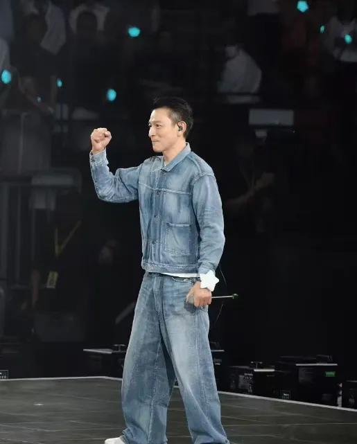 在谭咏麟红馆尾场演唱会上邀请了不少嘉宾，包括刘德华、李克勤，台下还坐着陈小春、张智霖等，华仔最近真的是经常担任嘉宾，上次是古天乐演唱会，这次是谭咏麟，下次又是谁，虽然已经60多了，但依然帅的很突出，此次也是一身牛仔套装上台，李克勤穿的太松弛了吧，三人也是相识多年的好友，难得能一起合 ​
