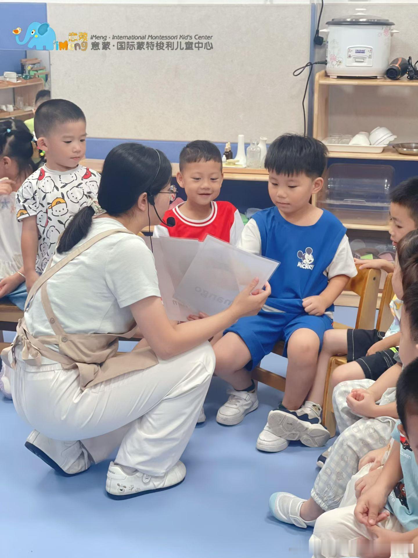 英语启蒙只会蹦单词不敢开口？东平意蒙沉浸式双语让孩子自然说英语

东平吉之岛片区的家长看过来👀

孩子学了好久就是开不了口、只会蹦单词？

意蒙东平校区的答案是：0-6岁分层双语体系，全日双语浸润，吃饭、游戏、工作、社交全场景英文互动。

✅ 中英双主班全天带班：英语贯穿入园、工作、用餐、 ​