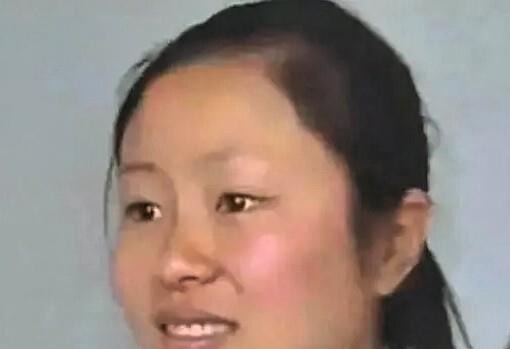 这事，我一直记着。
说出来没人信。
湖南有个女人，二十二年没说过一个字，嫁人一个月后，她突然拽住丈夫的衣角，嘴里挤出两个字——
不要。
2008年情人节，天刚擦黑。长沙望城茶亭镇戴公桥村，几个村民上门喊金建国打牌。他应了一声，转身换衣服，顺手跟妻子比划：我出去一会儿，很快就回。
在他看来，这是再平常