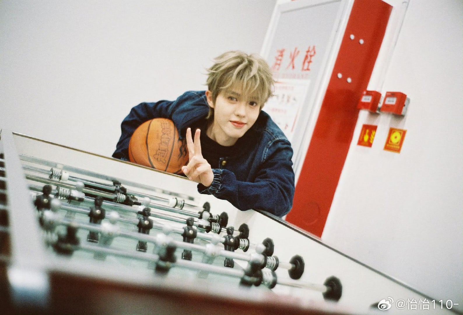 #李昊[超话]#🍑#李昊# 

西瓜切开时的那一声脆响，惊飞了窗外的麻雀，却把夏天钉在了砧板上。

​