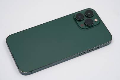 iPhone 13Pro的苍岭绿是个存在感很低的颜色，没几个人喜欢这个颜色。