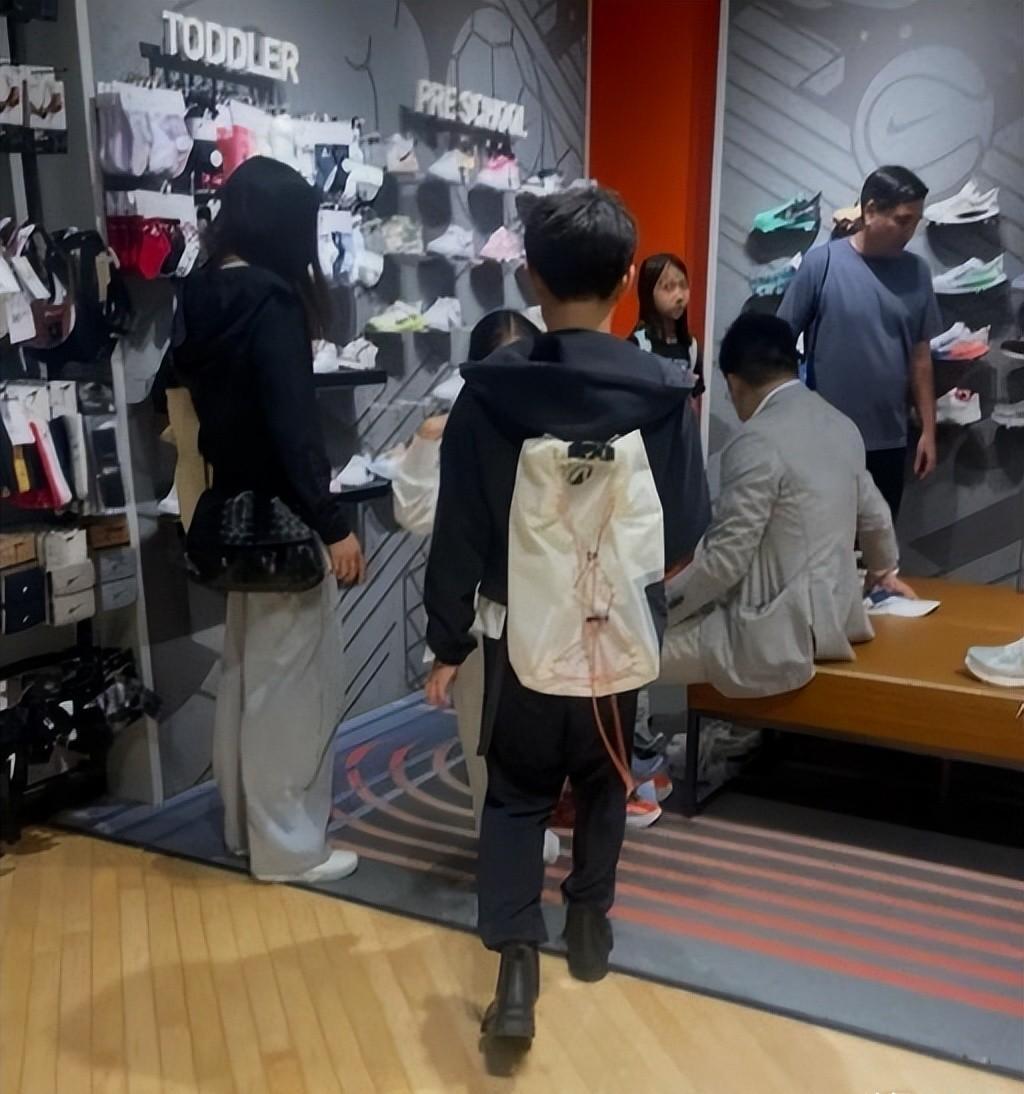 碰到霍启刚一家五口逛街，郭晶晶牵着小女儿，大女儿边走边看书 ​