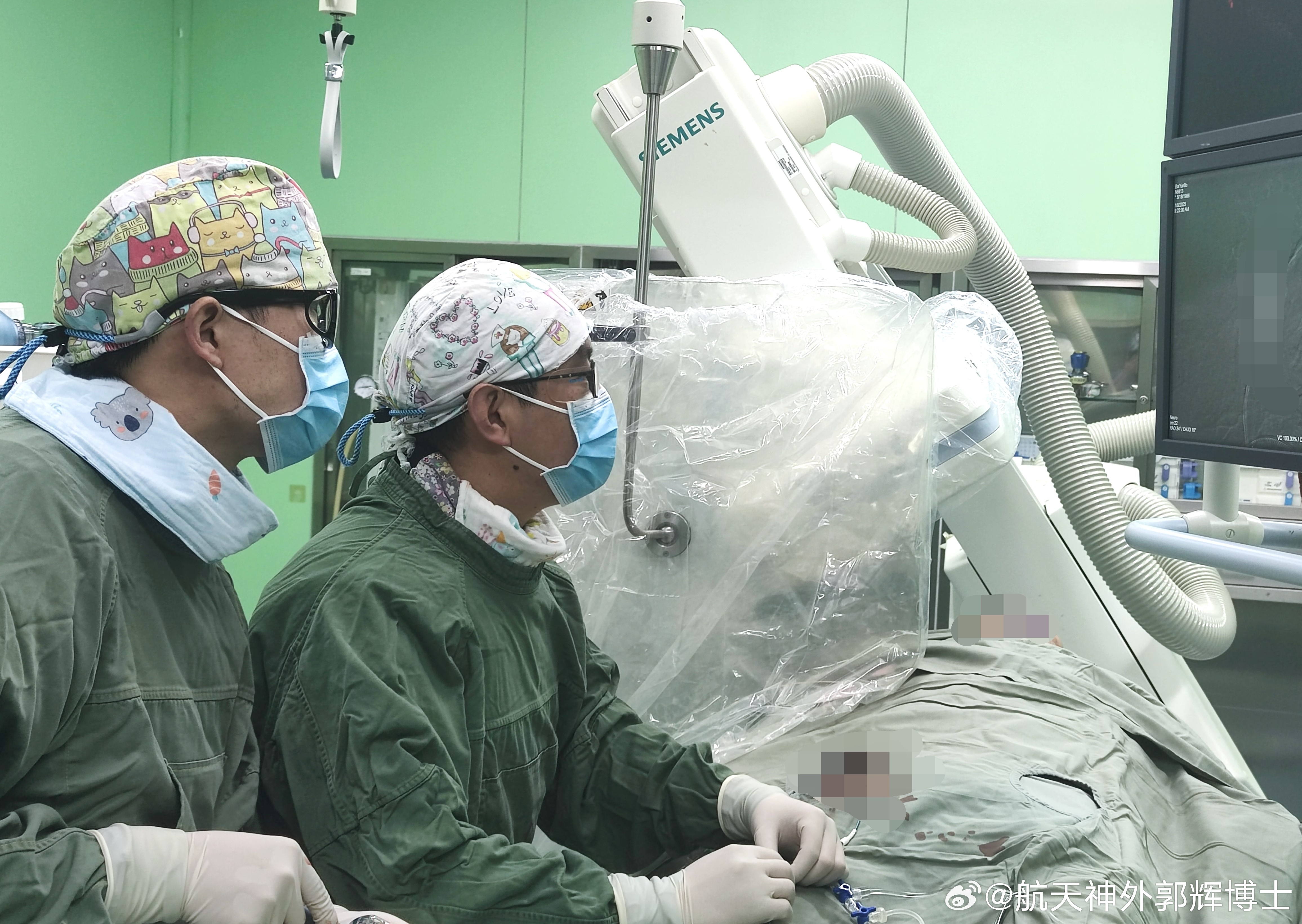 #中国医师节##这医刻值得被看见# 今天喜获“海淀区最美医师”，感慨万千。
其实中国医生已沦落为一个拥有最强大脑/最高技术/最好脾气的最弱势群体，他们的辛苦和辛酸应该被更多人看到，他们值得被更多人尊敬和温柔以待。#谢谢你医生# 
希望医师节不只是医生圈的自嗨和自我安慰。愿中国的医疗环境能好起 ​