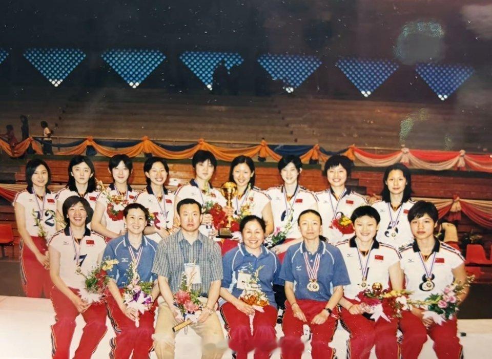 2003年亚洲少年女排锦标赛 
王硕 王男 刘文操 马晓颖 王忱 高木子 薛明 马蕴雯 周润芝
潘虹 王勤 于光岩 任素春 林楠 王一梅 徐云丽 ​