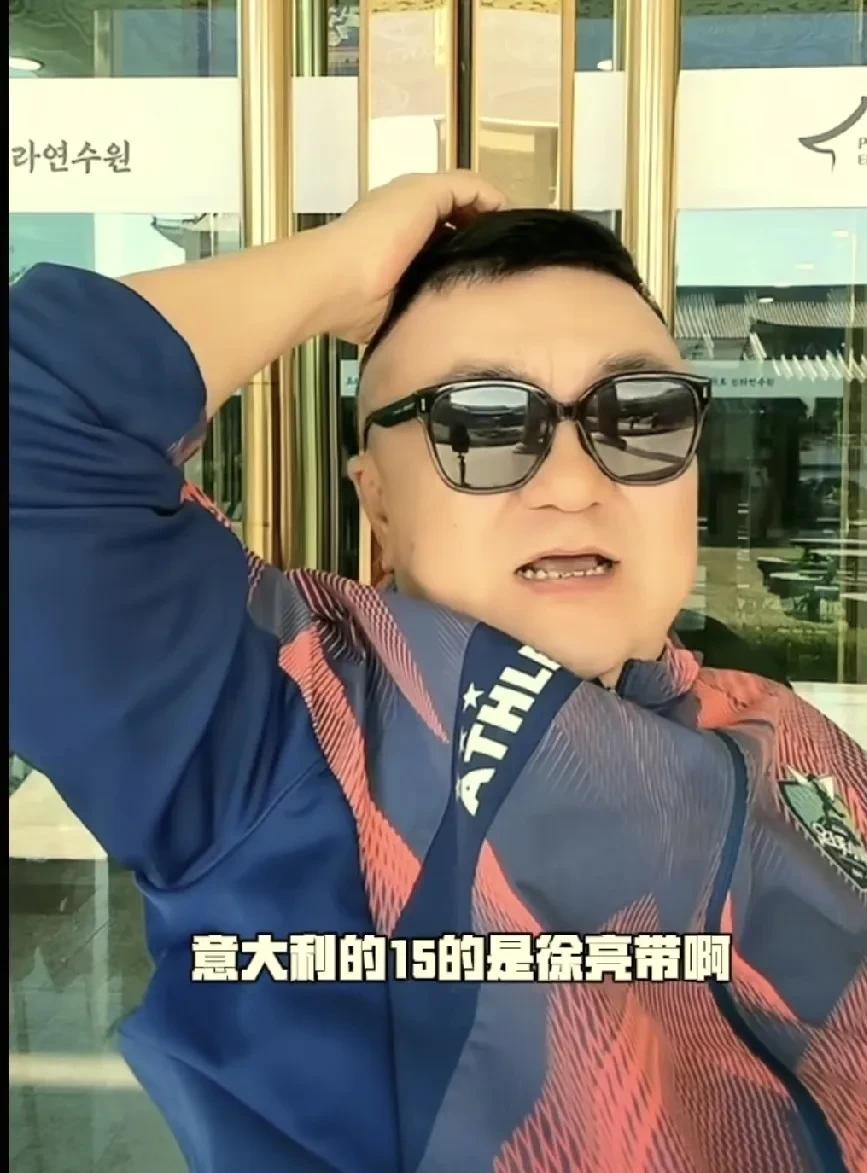 前脚刚传韩端闹掰，后脚又造谣徐亮跑路，网上这帮带节奏的到底在急什么？
董路开直播的时候，有网友冷不丁甩出一句：徐亮是不是退出足球小将了？
老董当场就给气乐了。
“我就纳闷了，谁跟你们说徐亮走了？徐亮亲口告诉你的？”
不仅没散伙，董路直接把底牌亮了出来，两人私下正琢磨着，打算让徐亮在12月份接