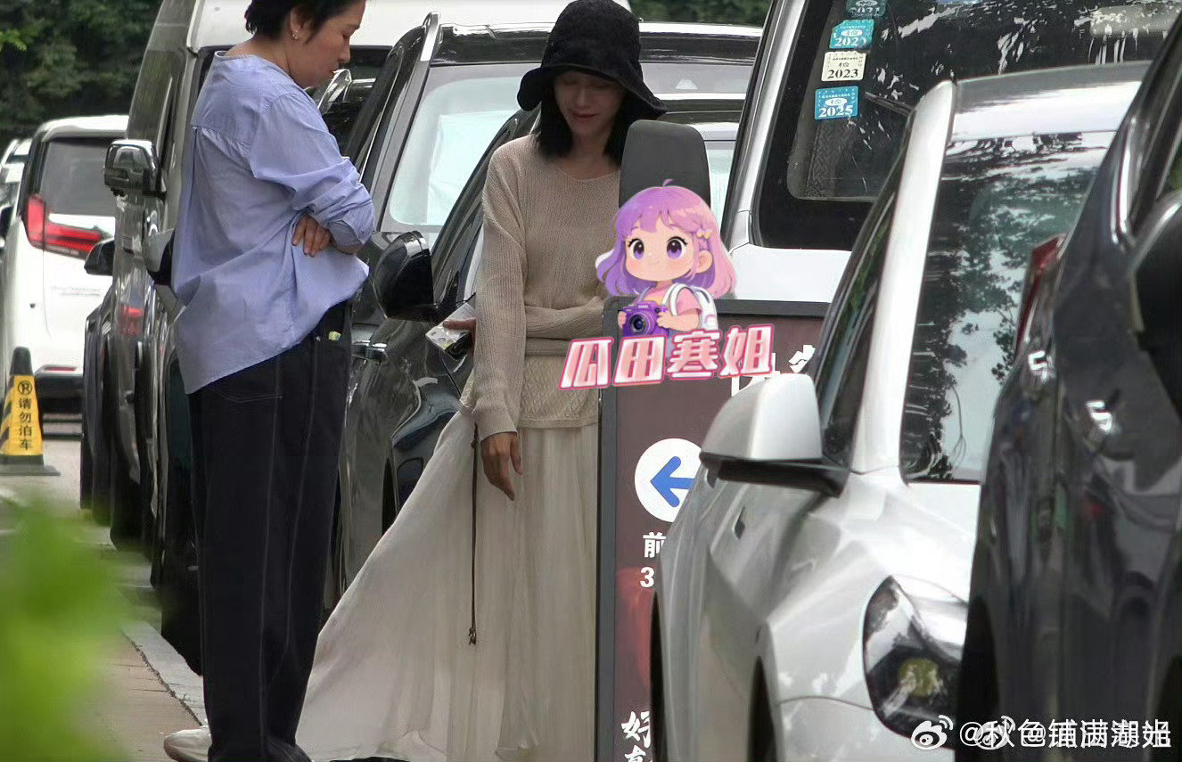#倪虹洁随手扔烟头#演员被拍到在园区与友人聊天抽烟后，随手将烟头丢在路旁，这一画面迅速引发关于公众人物文明素质的争议。 ​