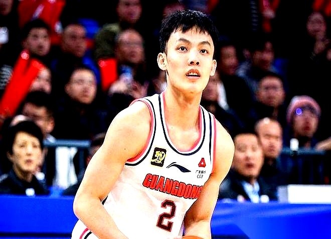 看这场球，心疼得要命。徐杰刚把脖子上的毛巾捂热，杜锋一个眼神，他又得起...