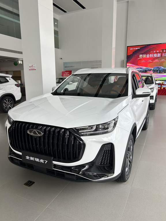2026款瑞虎7真的太懂家用了！7.99万起拿下A级舒享品质SUV，虎系新颜值+24.6英寸曲面大屏+省油好开，通勤/带娃/短途自驾全拿捏，新手宝妈闭眼冲🚗
✨虎系新脸 实车超吸睛
- 全新虎纹纵横格栅+虎炬LED大灯，双L日行灯犀利有神，辨识度拉满
	
- 4530mm车长+悬浮式车顶，虎跃腰线+18寸运动轮毂，舒展又动感#奇瑞金秋焕新#奇瑞汽车#全新瑞虎7@奇瑞汽车