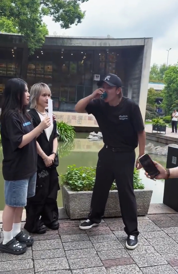 《极限挑战》重拍呼声再起，罗志祥能否回归成最大争议

一档停了近六年的综艺，凭几段旧画面再次冲上热搜。9月4日，前《极限挑战》总导演严敏回忆六位成员，抛出重拍设想。王迅、张艺兴重返哈尔滨“时光大桥”，复刻当年动作，罗志祥则现身浙江初代取景地隔空互动，三处情怀迅速连成一线。

但观众想看“男人帮”重聚