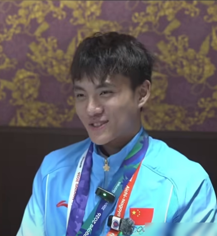 对手把李昊的小抄水瓶扔上看台，他扭头就笑：扔就扔，反正他们也进不了。
点球大战，五个球他四次猜对方向，扑出去俩。你以为他靠那张纸条？李昊自己说，每场都准备，但根本用不上。看对方助跑、摆腿那一下，心里早就有谱了。
瞎蒙，天生的。他笑得没心没肺，转头又补一句：到点球大战，谁能赢得了我们？
水瓶被扔