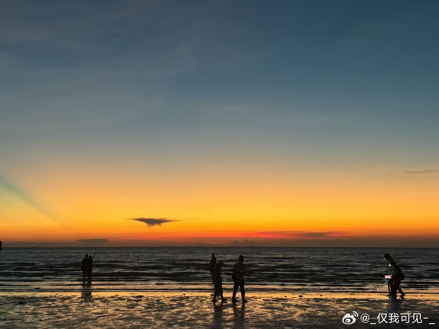 工作上的批评或表扬，我都不太在意
本质上，大多不过是服从性测试
我不执着于个人光环，也不追逐星级晋升
只盼请假顺畅、休息有保障
我就是个胸无大志，没什么宏图抱负普通打工人
不想拼命内卷往上冲，只求安稳拿到应得报酬
余下时间，去过自己真正想要的生活
#怪不得大家都喜欢去大厂上班# ​