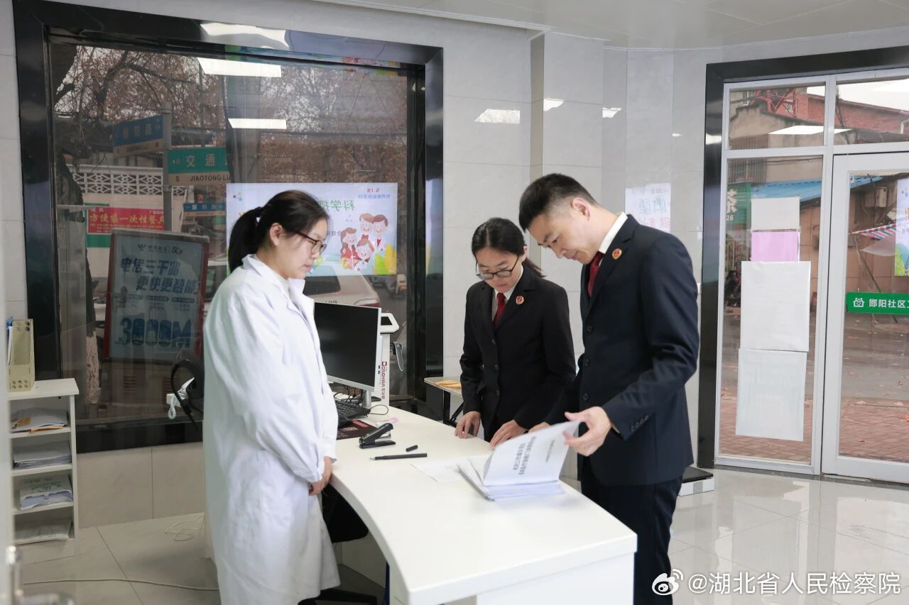 #鄂检新闻#【货车司机服务区被盗，系列"零口供"案这样办】三年来，襄阳市检察院牢牢把握服务大局使命，以高质效履职维护高水平安全、促进高效能治理。平安稳定是发展之基——如何保平安、促稳定？2024年8月，货车司机杜师傅在高速服务区休息时车内财物被盗，警方当天接4起类似警情。立案后覃某、黄某被 ​