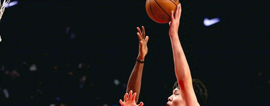 杨瀚森在NBA常规赛打了37场，场均2.2分，球迷给他起的外号是“树懒”。11个月后，开拓者主帅诺里在赛后说，我们很多进攻都是通过他这个核心来展开的。
2025年6月26日，杨瀚森20岁生日当天，首轮第16顺位被开拓者选中。姚明、易建联之后，第三个中国球员在NBA首轮被叫到名字。7月2日，合同签了，