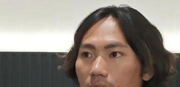 16年前，侯浪在李克勤演唱会搬舞台，彩排时合了张影。16年后，李克勤航班备降太原，他穿着116元的牛仔外套，骑着共享单车冲到三万人面前，用手机播伴奏连唱近20首歌，撑了近两个小时。
这件事发生在2026年9月26日晚，包头奥体中心。
一个没上过一节声乐课的人，凭什么撑住三万人
先看侯浪接活时的状态。