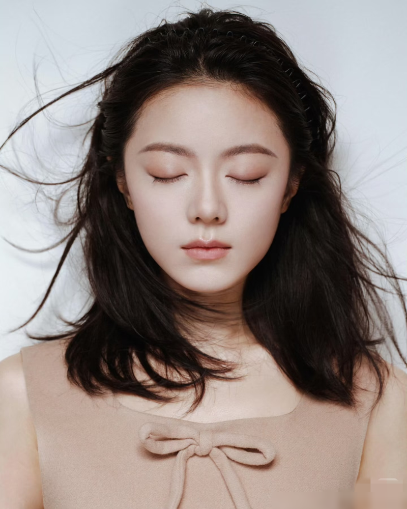 六个明星，全闭着眼。
Miu Miu这波操作，直接把王源、赵今麦、刘浩存、李庚希、李沁、刘柏辛凑一块，拍了一组集体闭眼大片。眼睛一闭，表现力全摆在脸上。谁松弛，谁硬凹，一目了然。
赵今麦连跑四年秀场，刘浩存刚拿下芭莎银十封面。一个稳，一个猛。李沁头一回上Miu Miu大秀，紧不紧，镜头里藏不住。