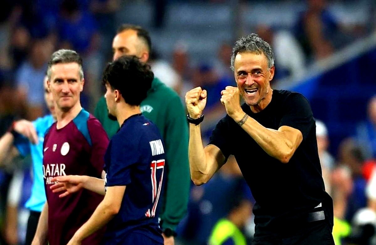 大巴黎刚在客场掀翻曼城，夺冠预测居然只排第五，这份榜单纯属搞笑。

阿森纳和拜仁高居前两名，但欧冠从不看常规赛刷数据，吹得越狠往往死得越惨，这两队到八强四强大概率回家。排第三的曼城，瓜迪奥拉的防线一碰反击就抓瞎；利物浦掉到七名开外前场根本凿不开；在英超泥潭打滚的曼联还能硬塞进第九。

淘汰赛拼的是硬