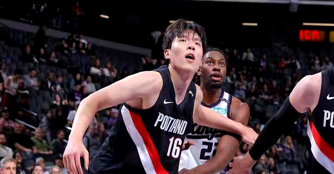 两场都只拿6分，开拓者主帅诺里却连续两场赛后主动点名夸他。

打国王12分钟送出4次助攻，正负值+5；打勇士打了20分钟，抢下7个篮板，其中3个是前场板。杨瀚森确实打破了国产中锋只会蹲坑的刻板印象，能拿球当轴送传球，还能在前场玩命拼二次进攻。

但季前赛终究不是常规赛。对抗强度一升级，防守端要是站不