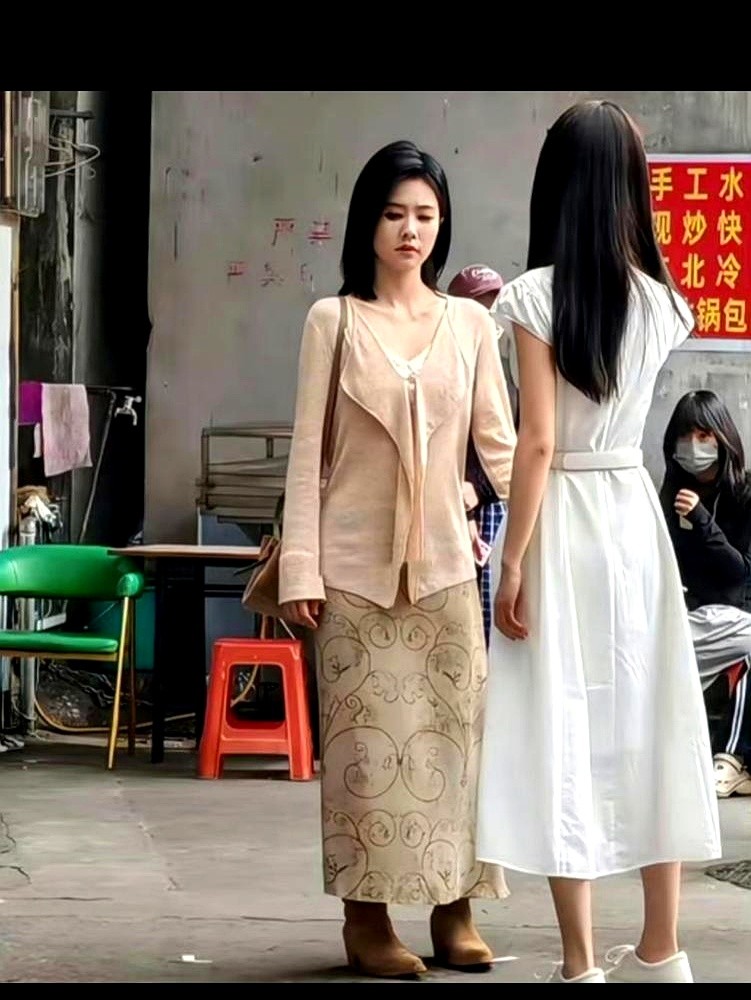 暗红嫁衣配红眼影，厚底鞋踩在泥地里，一张偷拍糊图直接把剧组送上热搜。

虞书欣这身打扮刚出来，评论区全在喊“鬼新娘”。那边田曦薇刚摘下鎏金流苏，转头又套上豹纹裙。孟子义顶着个齐刘海刚露面，剧组就得连夜发声明澄清。

现在拍戏，路透比正片热闹多了。造型师真的连基本比例都不懂？人家心里门儿清。越是看着别