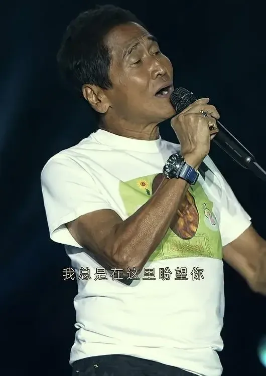 窦唯和齐秦都曾是既酷又有才的摇滚老炮儿，金属质感的纯净嗓音 、洒脱不羁的帅气外形，是很多人崇拜的偶像。
窦唯和王菲，齐秦和王祖贤，都如王子和女神的爱情故事  ，结局终是一声叹息。
巅峰期激流勇退后，分别娶普通女子为妻，细水长流的过着，很有烟火气。
当初长发飘逸、痞帅到一塌糊涂，再见岁月如刀催人老，王