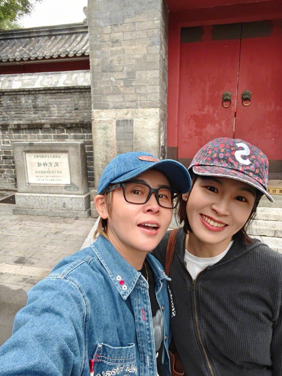 看王濛带曾沛慈逛北京那段视频，突然被戳到。一个是冬奥场上吼到破音的东北猛女，一个是唱《终极三国》长大的台北甜妹，俩人情定《乘风2026》舞台，二公《篇章》拿了全场最高921分。录完节目不散伙，曾沛慈来京开唱前，王濛直接把钟鼓楼、宏恩观、景泰蓝小火锅安排得明明白白。曾沛慈写长文说三四天像 ​