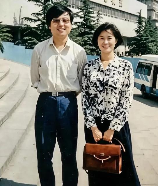 那张1994年的老照片里，敬一丹穿碎花衬衫配黑裙，笑得松弛又明亮。可真正戳人的不是颜值，是照片背后那个正在转身的女人——前一天她还在《一丹话题》里收尾，第二天就坐进了《焦点访谈》的演播室。从黑龙江林区的广播站，到北京广播学院的书桌，再到央视的镜头前，她一路把自己从地方播音员磨成了全国观众熟悉的新闻面