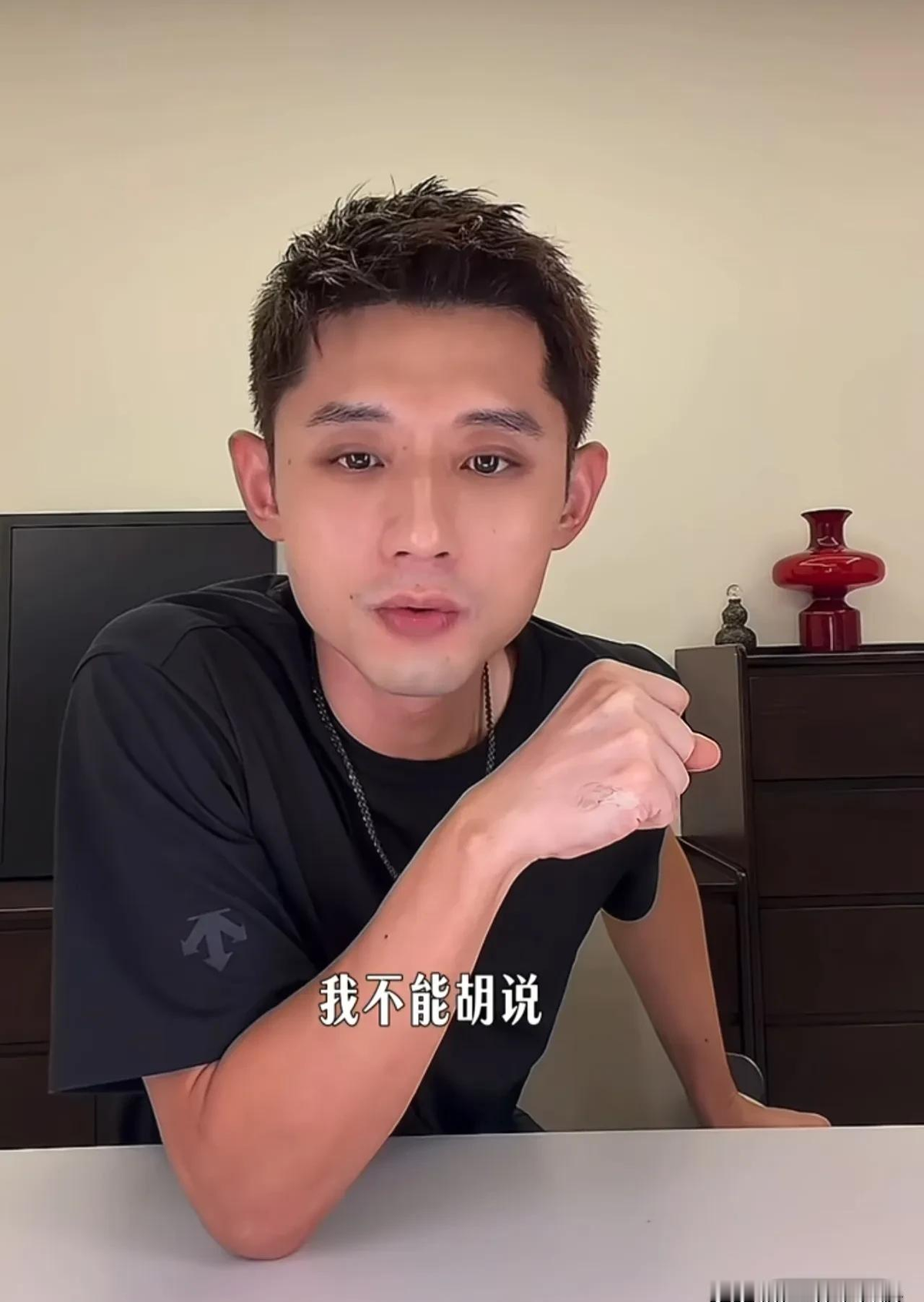 张继科前阵子在直播里提到刘翔，说他完全不关心刘翔有什么私人八卦，他就认刘翔拿到的荣誉和打破的纪录。
这事挺有意思的。
咱们普通人看热闹，容易被网上的八卦或者哪次退赛给吸引走。
但张继科自己也是一身伤病打过来的，他看刘翔的时候，眼里估计根本没有那些乱七八糟的传闻。
天天把身体往极限上硬摔的人，知道那有