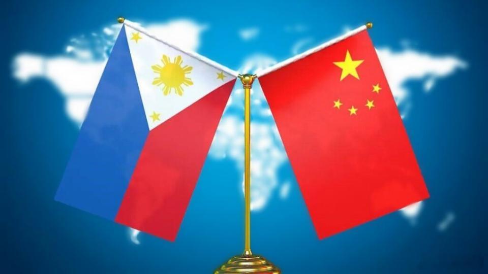 【一名中国公民在菲律宾羁押期间离世，中使馆要求彻查追责】
据中国驻菲律宾大使馆昨日（3日）消息，一名中国公民于周二（1日）在菲律宾移民局拘留所被羁押等待遣返期间不幸离世。中国驻菲律宾大使馆对此深感震惊和痛惜，已第一时间向菲方提出严正交涉。
需要强调的是，中国使馆此前已提醒菲拘留所，该 ​