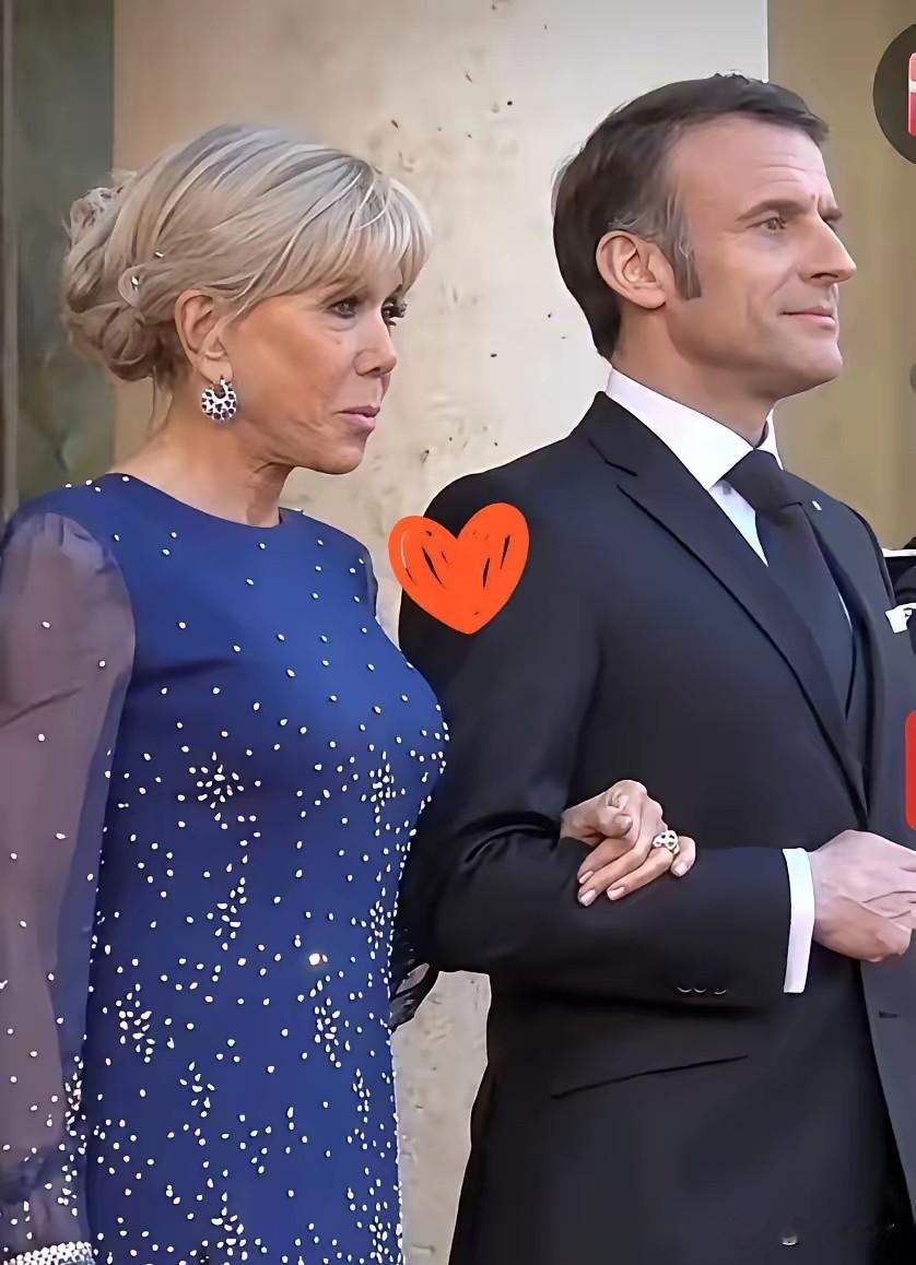 相差几十岁，这绝对是真爱，多么幸福的一对啊，马克龙不愧是真男人啊，这样...