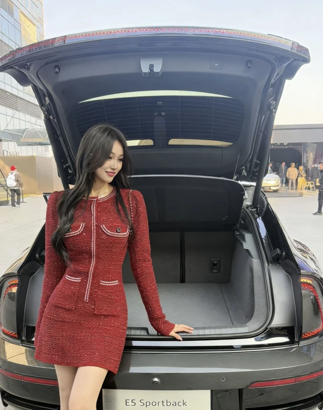 东方之门逛街被奥迪截停！冠军座驾美到失语