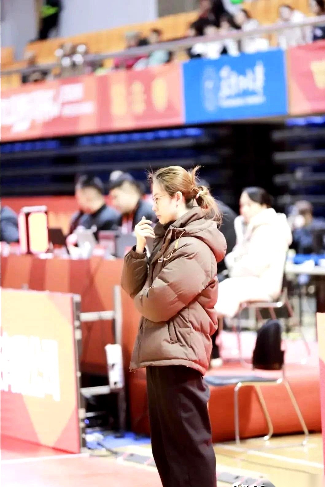 陈晓佳执教时间其实并不长，却被推到了接手中国女篮主帅的讨论漩涡里。
她以前是国家队控卫，懂更衣室也懂现代快节奏，可俱乐部能慢慢磨，国家队一两场硬仗就能定生死。
她自己承认临场判断和应变还得提高，这份自知之明反倒卡住了着急给她扣大帽子的舆论。
老实讲，很多人一看年轻教练带队有两下子，就恨不得立马把国字