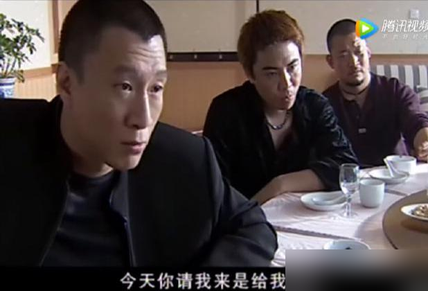 重温《征服》，才发现刘华强最忌惮的人根本不是金宝大鹏，是胡大海。

以前刷这剧的时候还纳闷，刘华强跟底下兄弟说话都冷着脸讲规矩，唯独跟胡大海说话永远和和气气，连重话都没说过几句，早先还以为是俩人光屁股长大的情分重，现在回头想哪全是情分啊，是真不敢逼他。

金宝大鹏再狠，那都是拿人钱财听人差使的，做事