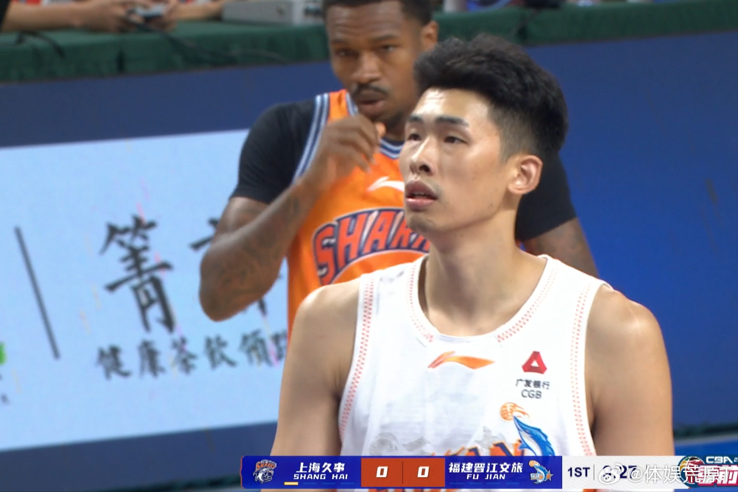 李弘权高效18+7，拉塞尔17+8末节发威，福建队新援三分8中5
CBA季前赛上海队对阵福建队，王哲林对阵老东家，麦基、拉塞尔和古德温首次同台登场，这样的豪华阵容引人关注。不过两队都是三天三赛，比赛比较密集。

上海：拉塞尔、古德温、李弘权、张镇麟、王哲林

福建：哈姆雷特、刘李、梅肯、邹阳、杨曦 ​