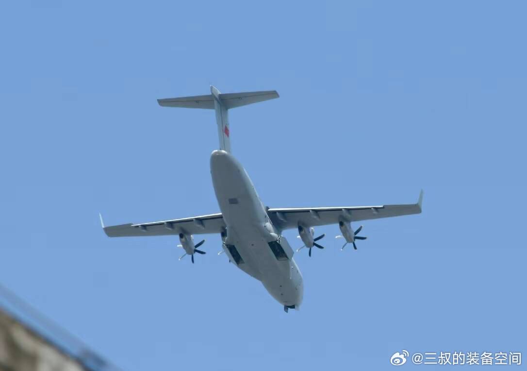 特别像A400M的新中运，定位战术运输机介于运-9和运-20之间，采用四发涡桨布局，具备空中加油能力。#烽火问鼎计划##武器装备# ​