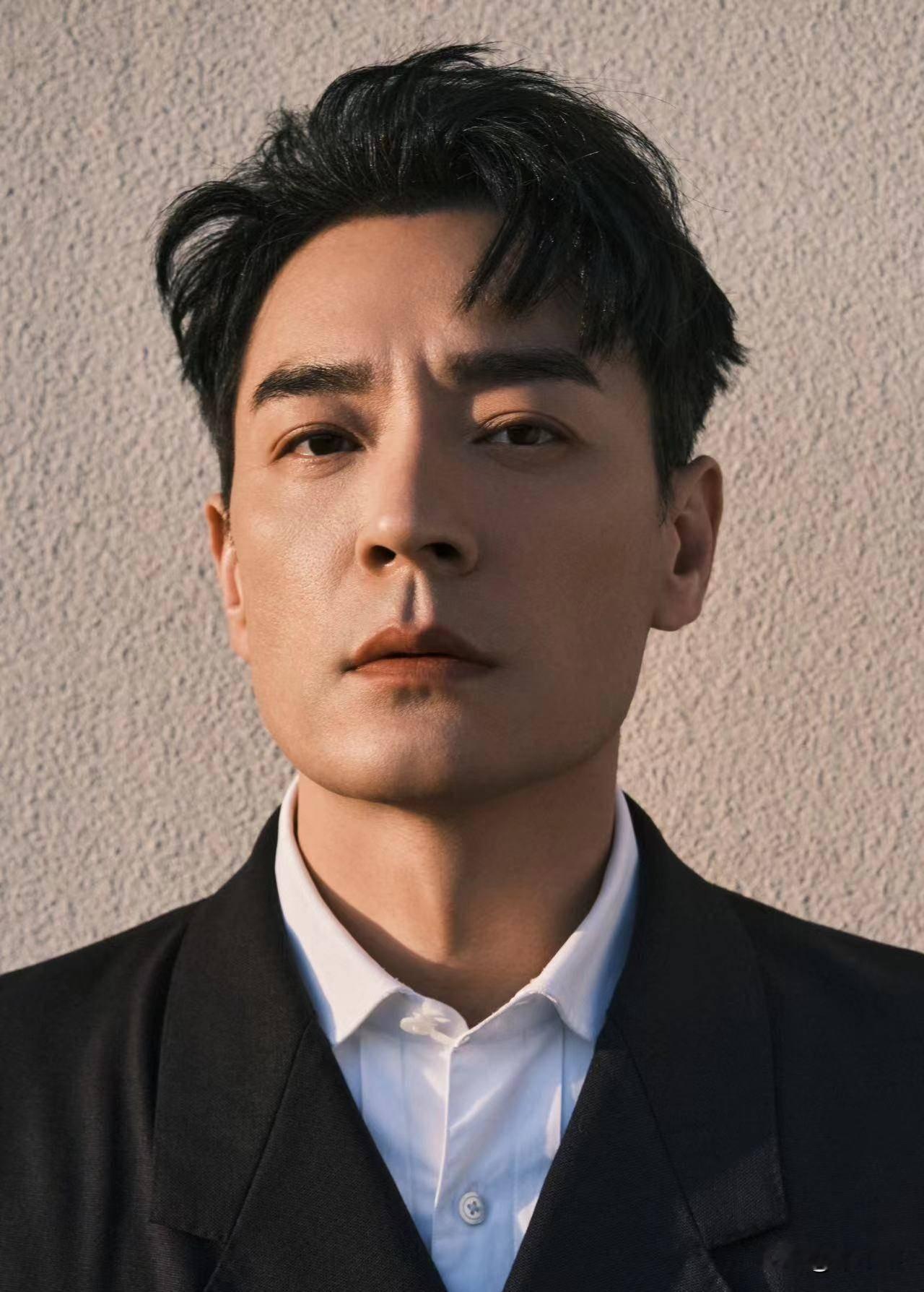 主持人问李光洁:“你认为自己是个帅气的演员吗？”李光洁干脆利落:“是。”主持人称赞:“你还真挺帅的。”

李光洁说:“我对自己的形象还是有些许自信的。”

主持人又问:“你是属于哪种帅气？”

李光洁说:“就长得比较有安全感。”

主持人不解:“什么意思？”

李光洁说:“我有几个朋友，像郭京飞、雷