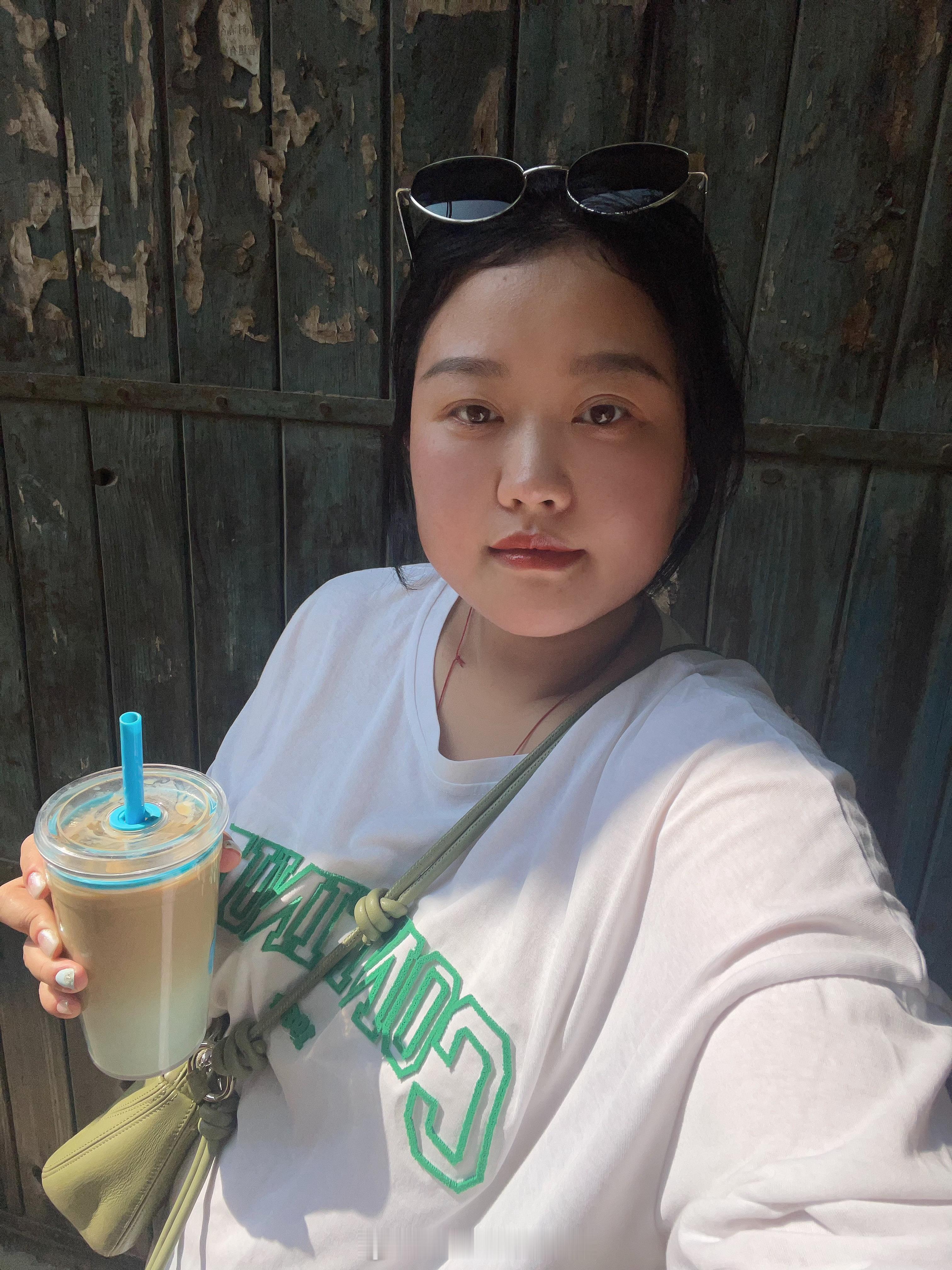 好热啊！ 昨天跟婆婆我俩商量说“明天没啥事，给准准办身份证去吧！” 结...