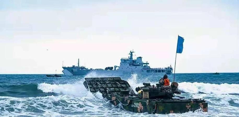 七九年那封《告台湾同胞书》发出去时，我们说的是坐下来，先通邮通航通商。九二年两边咬出一个“九二共识”，一个中国底下，连事务性谈判都能照常跑。后来“一国两制”白纸黑字摆出来，是给和平留的最大余地。零五年《反分裂国家法》立住，不是变脸，是有人开始拆地基了。
别拿老照片当今天的新闻看。当年咱们钢产量都紧巴