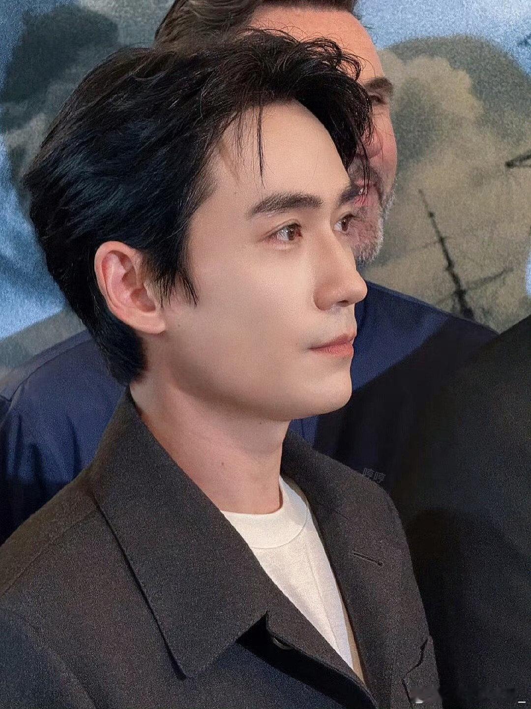 我不语 只一味的欣赏他的美貌#朱一龙[超话]# ​