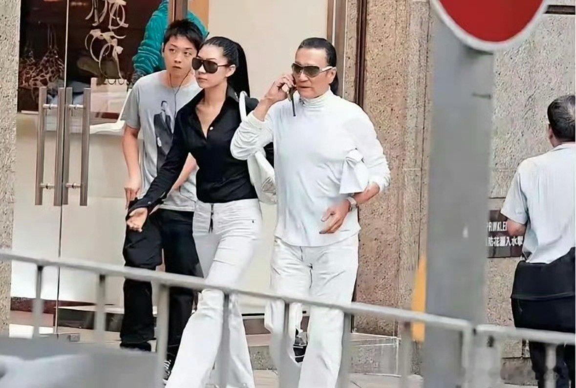#谢贤前女友Coco直播高情商回应#
Coco直播被弹幕评价外貌，全程没有生气回怼，反而大方接招。
她坦言自己不算惊艳，比不上狄波拉精致，也没有谢婷婷优雅，但容貌会随岁月老去，内心的底气不会消失。
活在舆论放大镜下这么多年，这份通透确实难得。
#娱乐圈吃瓜##内娱资讯# ​