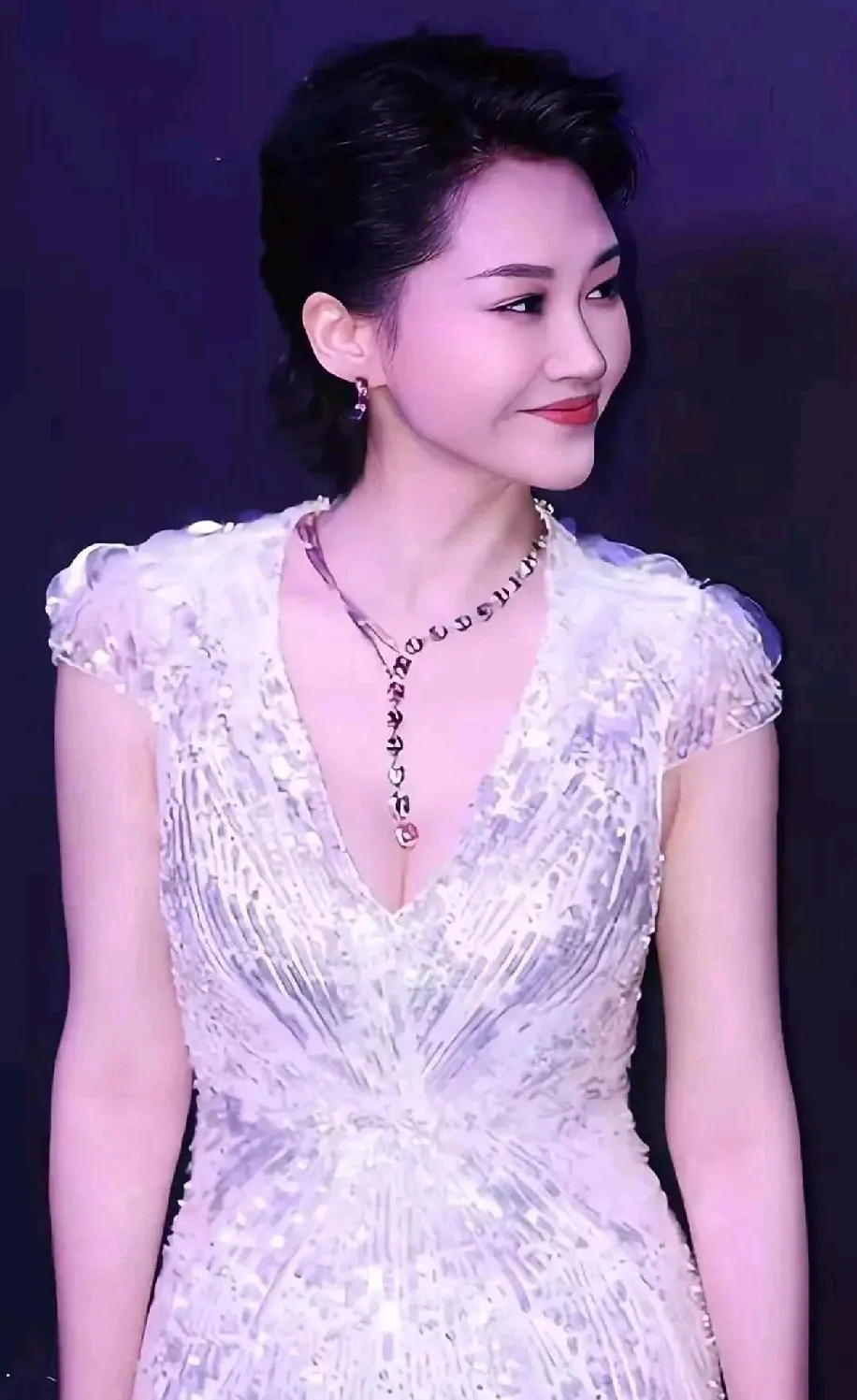 许晴这颜值，是真的漂亮，尤其是这个50多岁年龄段里的，她说第二，没人敢...