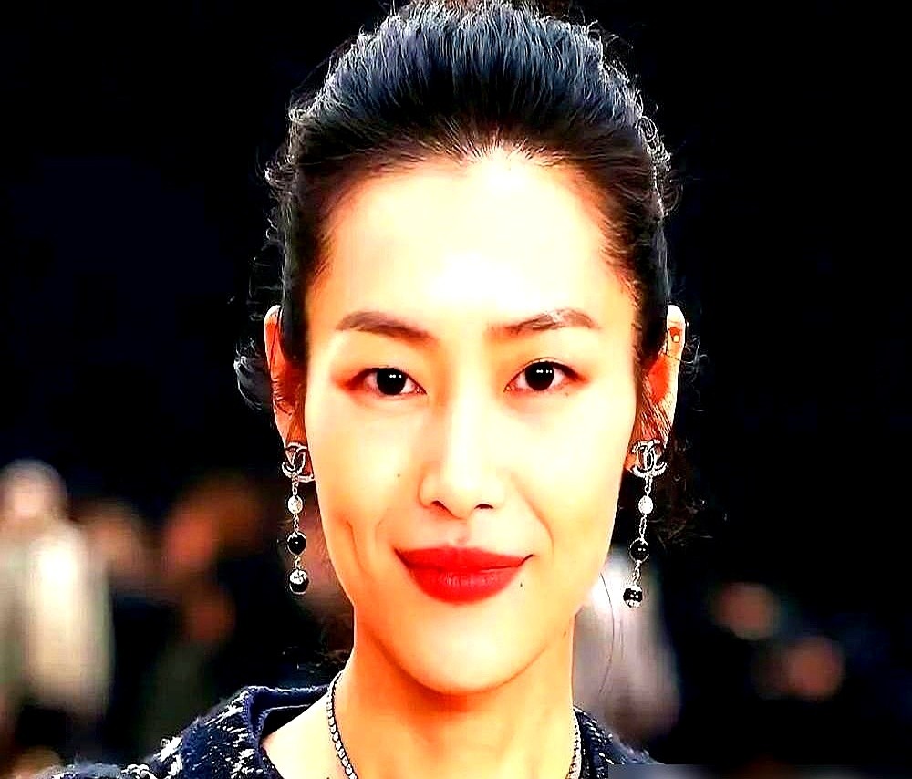 被拍到骑电动车满街跑，甚至被VOGUE封为年度最佳着装情侣，井柏然和刘雯愣是一次都没官宣过。

想想当年他和倪妮，6秒吻别、芭莎牵手、工作室甩合照，每一帧都怕别人看不见，谈恋爱像打仗，天天住热搜。

现在呢？跟刘雯在一起，被拍到不躲镜头，也不给镜头加戏，转身就钻进厨房做顿饭。井柏然说门当户对是价值观