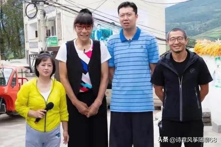 163身高的鞠萍姐姐在主持人里面不算矮的，可当她站在篮球运动员的身边时，瞬间都被秒了。

穿条纹蓝色短袖T恤的是王治郅，真是太高了。不知道另外一个女士是谁，身高就比王治郅矮了那么一点点。