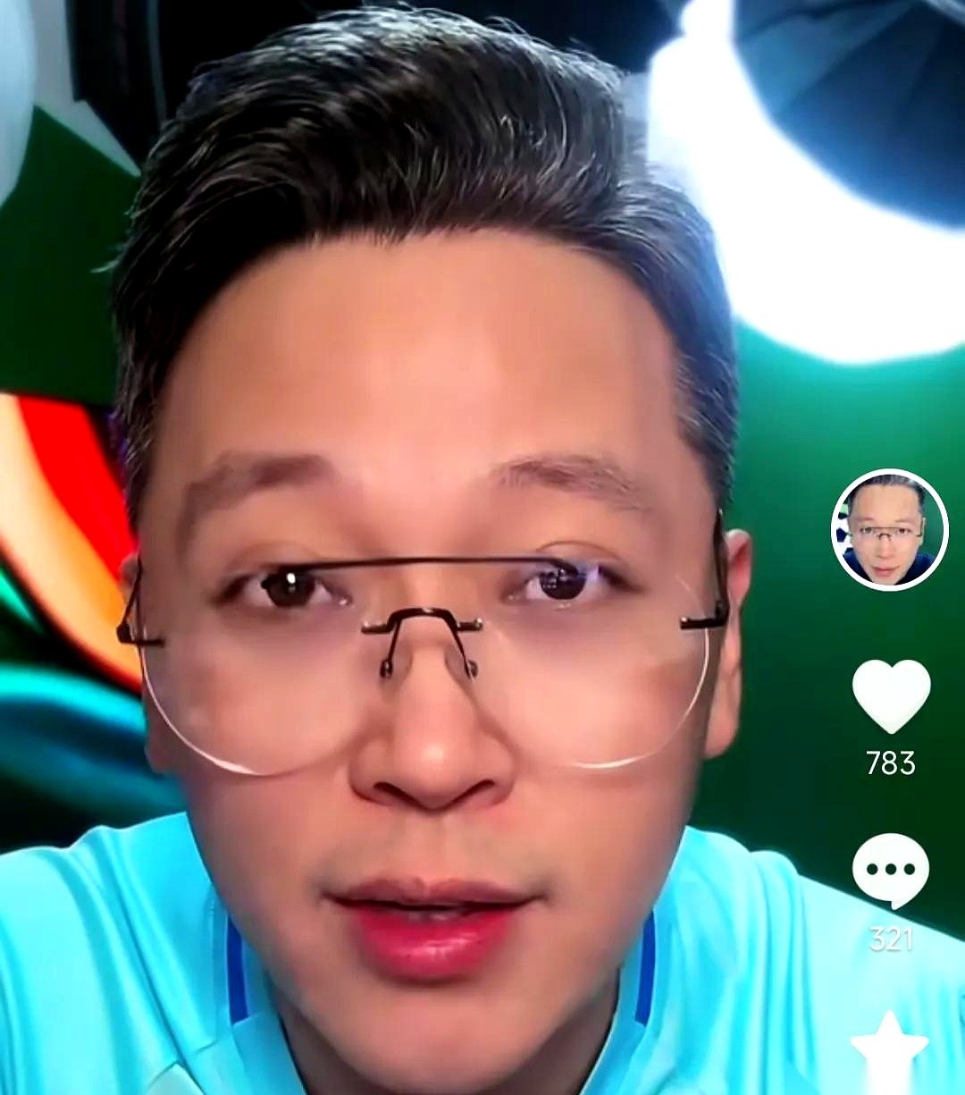 上海申花在足协杯输给大连英博，场上的哨声刚停，解说员周亮的一番话，直接往看台的火药桶里扔了个火星子。
他不光觉得这场输球是件“好事”，甚至甩出了一个更狠的提议：申花接下来的中超和亚冠比赛，干脆全当成“热身赛”来踢算了。
周亮的逻辑很直白。
足协杯出局？在他看来，这叫提前暴露短板，就当是给下赛季交学费