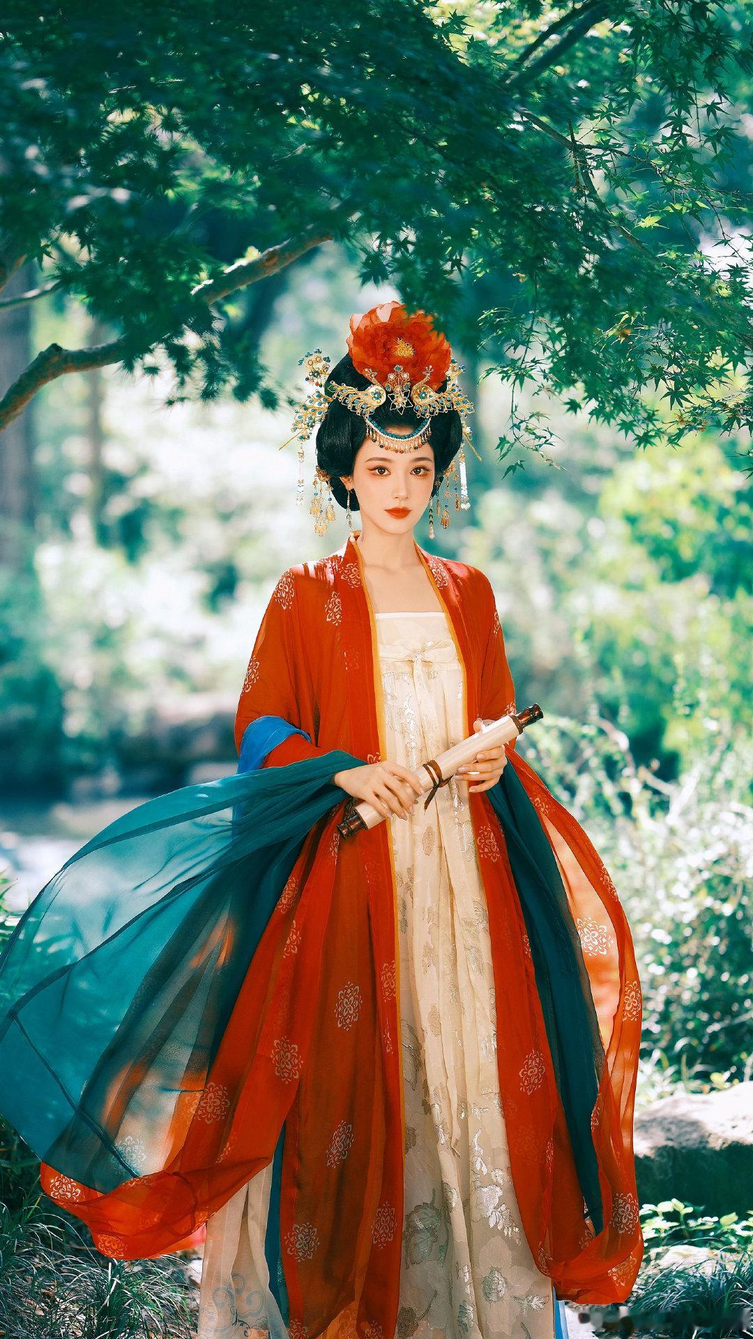 《东宫》里的小枫还在记忆里，彭小苒这身唐风又把古装的美拉满了。#彭小苒##壁纸##壁纸[超话]##彭小苒[超话]# ​