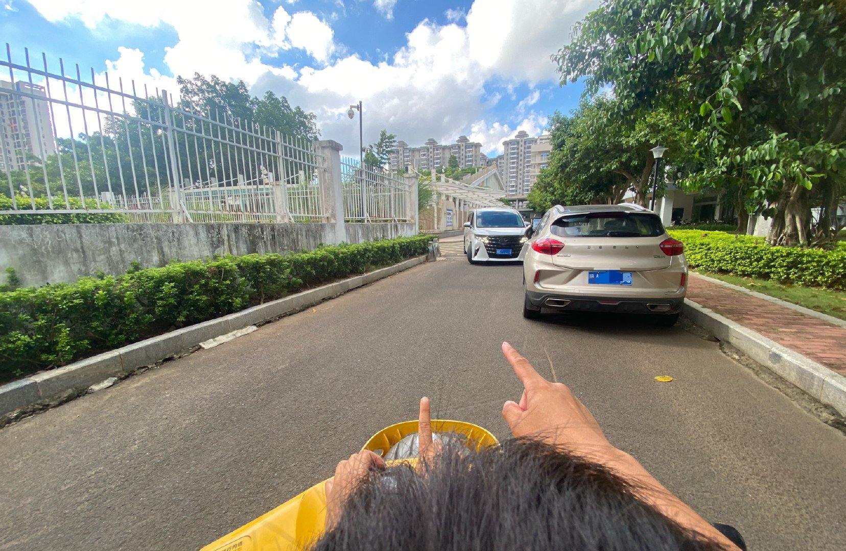 刚才骑着骑着车，鹅子向前一指同学家的埃尔法，大喊一声：“那不是高山吗？”  [笑cry][笑cry][笑cry][笑cry][笑cry][笑cry] 还是小孩评车带劲啊 ​
