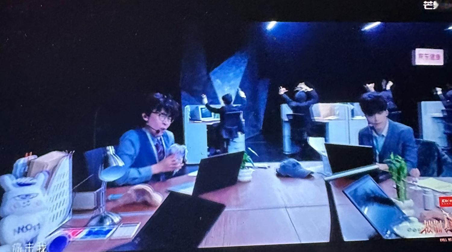 王传君组的《请我不改》舞台，真的炸了！
这是一个唱演跳三位一体的完整故事。他们演的是职场里不想加班、疲惫想逃的四个人，从一开始的瘫坐、挣扎，到开嗓演唱，再到最后爆发式齐舞——整个情绪逻辑是完整的，观众跟着从压抑走到释放。舞蹈是邵子恒编的，动作里带着一种滑稽又懈怠的劲儿，精准踩中了“打工人”的主题。最