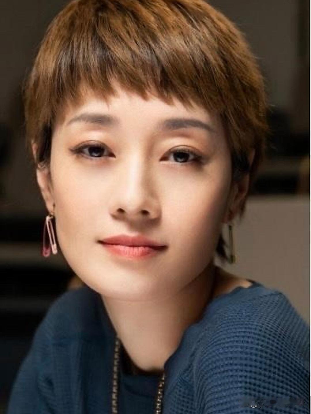 郭德纲节目里问马伊琍，网传她嫁给文章前结过婚还有个儿子。马伊琍听完都觉得这传言很荒唐。其实她只结过一次婚，之前只是和管虎谈恋爱。因为马伊琍性子要强，两人合不来分了手。跟文章离婚之后，她一个人抚养两个女儿。