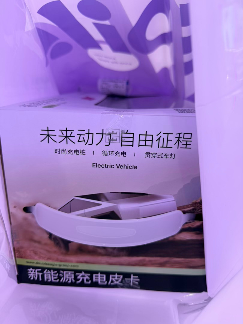 现在做玩具车的这些商家可太会了，什么问界M9、仰望U9、特斯拉CyberCab 、Cybertruck，目前市面上很火爆的一些新能源车型都能看到，简直让人看得走不动道然后99块钱喜提一个遥控赛博皮卡[笑cry] ​​​